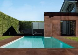 Pool mit Fliesen in Szene setzen: So geht's