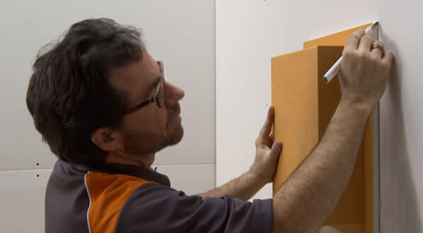Schlüter KERDIE-BOARD-N - im zweiten Schritt wird das Board an die Wand gedrückt und seine Form nachgezeichnet.