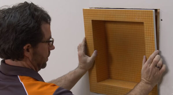 Schlüter KERDIE-BOARD-N - im vierten Schritt fügt man das Board in die ausgesägte Öffnung ein und befestigt es mit sechs Schrauben.