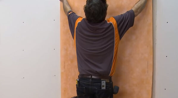 Schlüter KERDIE-BOARD-N - im achten Schritt legst du das Trägervlies an die Mörtelschicht an, die du zuvor angebracht hast.