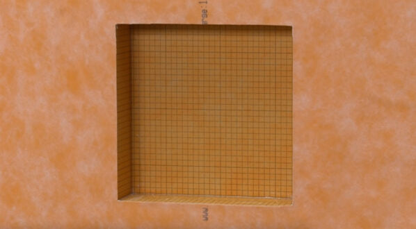 Schlüter KERDIE-BOARD-N - im zehnten Schritt schneidest du mit einem Teppichmesser die Öffnung des Boards und kannst sofort mit den Fliesenarbeiten loslegen.