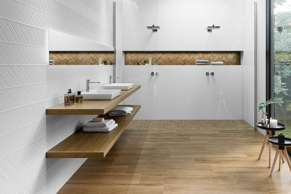 Badezimmer gefliest mit Keraben Superwhite: Elegantes Badezimmer mit Waschtisch und Dusche in einer Kombination aus weißen Fliesen und Holzoptik.