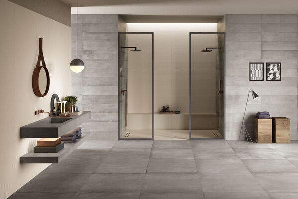 Badezimmer gefliest mit der Kronos Ceramiche Prima Materia.