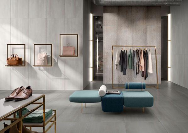 Edles Bekleidungsgeschäft mit puristisch, klarer Einrichtung. Passend dazu sind Boden und Wände mit einer schlichten Betonfliese – der Villeroy & Boch Metalyn gestaltet.