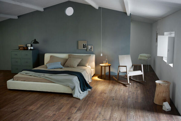Schlafzimmer mit Fußboden in Holzoptik-Fliesen (Marazzi Treverhome).