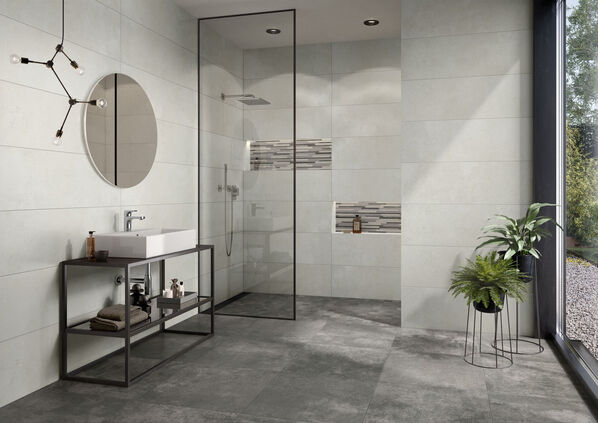 Helles, großes Badezimmer in puristischer Betonoptik - gestaltet mit der Villeroy & Boch Atlanta.