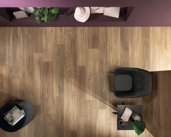 Gefliester Fußboden in Holzoptik (Ceramicvision Silvis) von oben fotografiert. 