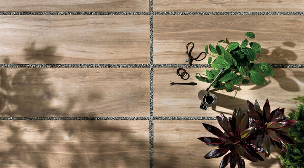 Nahaufnahme der Ceramicvision Wildeiche Outdoor Terrassenplatten in Holzoptik in der Farbe Landhaus.