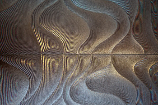 Das weiche Design erinnert an sanfte Sanddünen und Meereswellen: Villeroy & Boch Mémoire Océane, metallic, 30x90 cm.