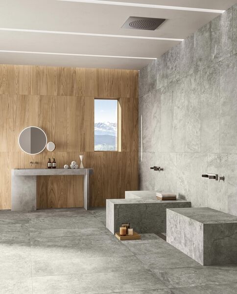 Badezimmer, dessen Boden und Wand in grauen Steinoptikfliesen gestaltet ist (Del Conca Lavaredo, Grigio 60x120 cm) in Kombination mit einer Holzwand.