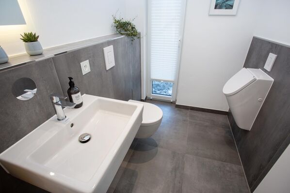 Badezimmer: Wand und Boden gefliest mit Ceramicvision Blade.