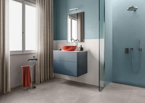 Badezimmerwand gefliest mit der Villeroy & Boch Fliesenserie Soft Colours in der Farbe muted blue. In Kombination mit den hellen Bodenfliesen kommt die Wandfliese besonders gut zur Geltung.
