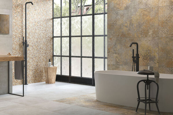 Großes helles Badezimmer, gefliest im Fresko-Stil mit der Fliese Ceramicvision Fresco.