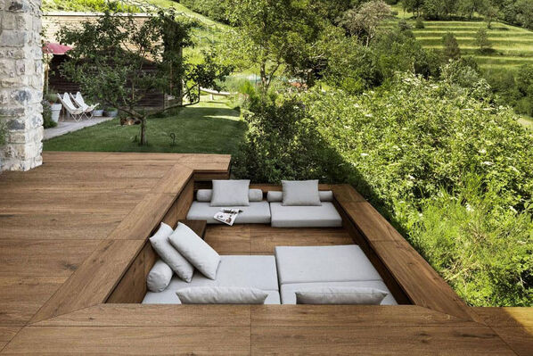 Eine Terrasse gefliest mit der Marazzi Vero20 Outdoorfliese.