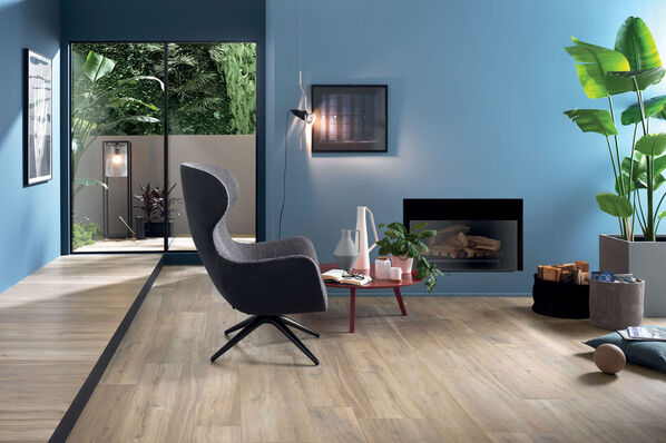 Wohnzimmerboden gefliest mit Ceramicvision Silvis Rovere Fliesen in Holzoptik.