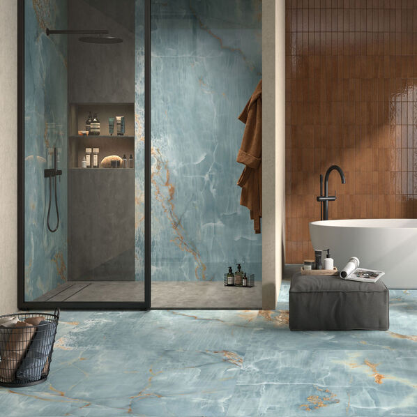 Badezimmer in edler Marmoroptik gefliest mit der Imola Ceramica The Room, in der Farbe Onyx Aqua Blue Gold