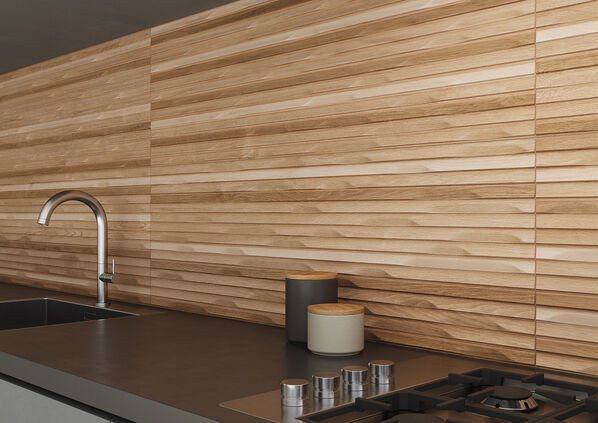 Bildausschnitt eines Küchenspiegels in Holzoptik, der mit der Fliese ceramicvision Wewood gestaltet wurde.