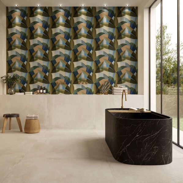 Das Bild zeigt ein Badezimmer mit einer im Bild rechts stehenden schwarzen Badewanne. Der Raum ist insgesamt hell gehalten und mit der Imola Ceramica Azuma Up in der Farbe Ivory gefliest. Dazu kombiniert wurde eine Dekorfliese der Serie.