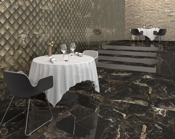 Tisch mit zwei Stühlen in einem Raum, der mit Fliesen in Marmoroptik gefliest ist (Dune Ceramica Caronte)