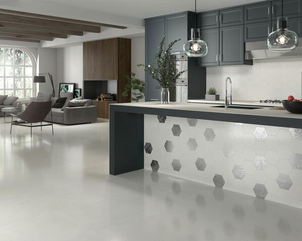 Offener Wohnraum mit Küche, gefliest mit weiß-silbrigen Fliesen für einen coolen Look (Dune Ceramica Magnet).
