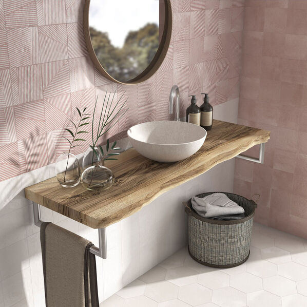 Badezimmer mit Waschtisch. Der Boden besteht aus hellen Fliesen, an der Wand sind rosafarbende Fliesen verlegt. Die Fliesen sind aus der Serie Dune Ceramica Berlin.
