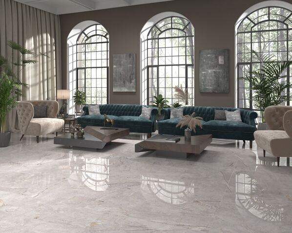 Wohnzimmer mit eleganten Fliesenboden in eleganter Marmoroptik. 