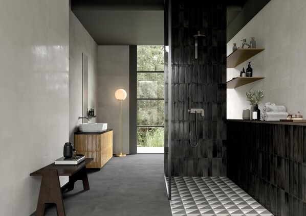 Offenes Badezimmer, das in einem stilvollen Betonoptik-Fliesen-Look (Marca Corona Multiforme) gestaltet wurde. 