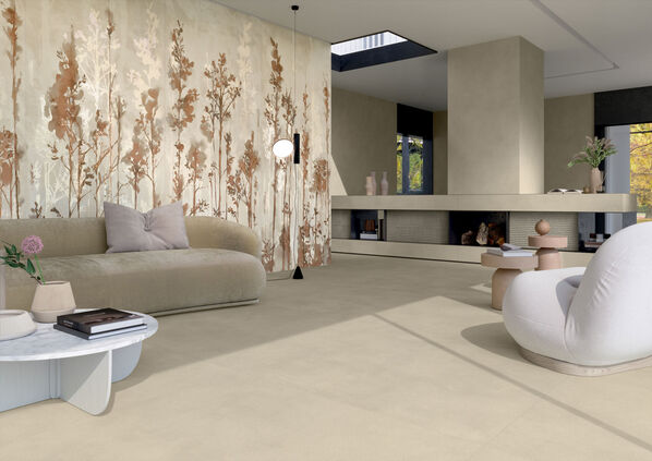 Wohnzimmer in hellen Sandfarben. Der Fliesenboden ist mit der Marca Corona Multiforme Dune verkleidet. 