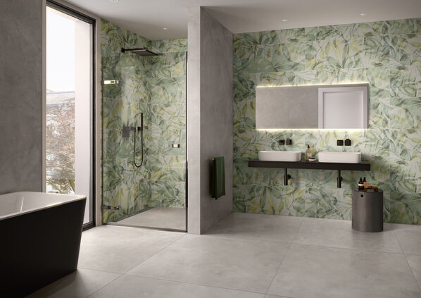 Badezimmer mit grauem Fliesenfußboden (Villeroy & Boch Urban Jungle Optima) und grünem Jungle-Dekor an der Wand. 