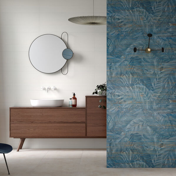 Weißes Badezimmer mit Waschtischfront. Die kombinierten blauen tapetenähnlichen Fliesen bilden das Highlight des Raumes - Steuler Design Wonderwall.