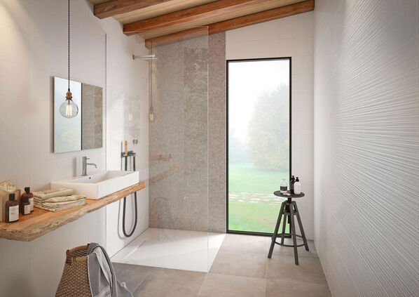 Großes helles Badezimmer, das mit einer 3D-Wandfliese (Marazzi Absolute White) gestaltet ist.