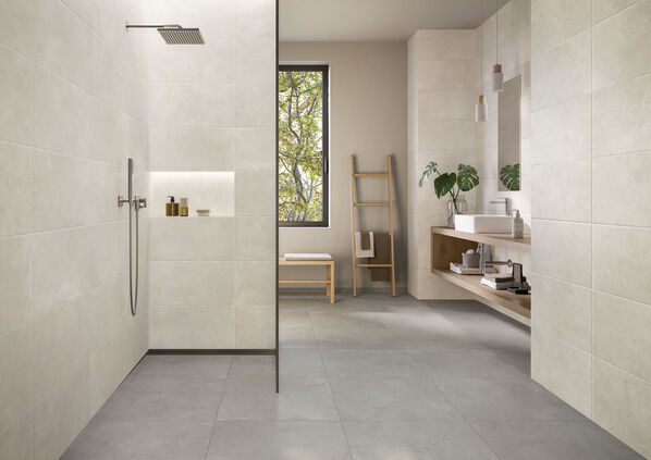 Badezimmer mit hellen Steinfliesen gestaltet (Villeroy & Boch Ohio).