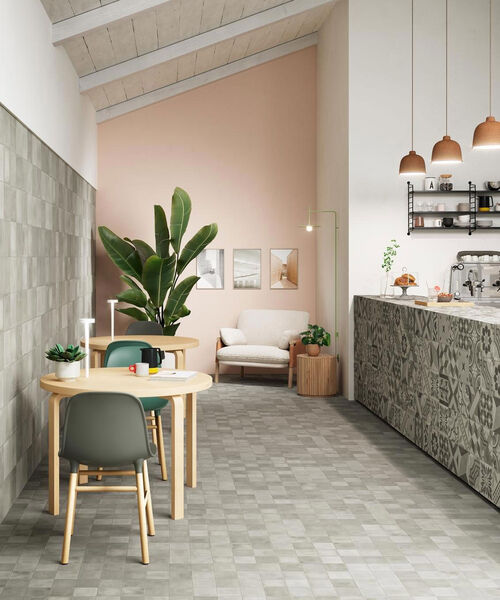 Café mit Sitzecke und Thekenbereich gestaltet mit der Marazzi D_Segni Blend.