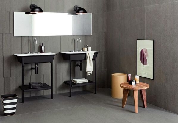 Badezimmer mit zwei Waschbecken und darüber angebrachtem Spiegel. Das Badezimmer ist mit Fliesen in Steinoptik - Marazzi Mystone Basalto - gestaltet.