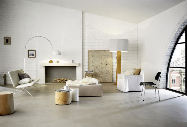 Helles großes Wohnzimmer mit grauem Fliesenboden - Marazzi Block, in der Farbe Beige und im großen Format 60x120cm.