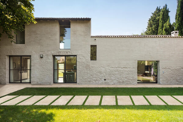 Modernes Sommerhaus mit davor lose liegenden Gehwegplatten in Kalksteinoptik (Marazzi Mystone Limestone20).