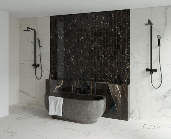 Badewannde in einem Badezimmer in schwarz-weißer Marmoroptik (Marazzi Allmarble).