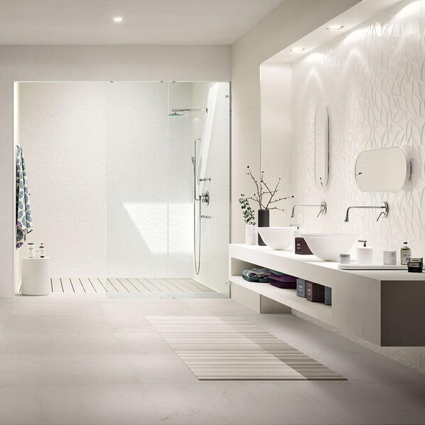 Großes, weißes, modernes Badezimmer mit Wandfliesen mit 3D-Struktur (Marazzi Essenziale).