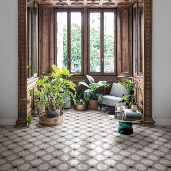 Holzverkleidete Fensterfront mit gefliestem Boden im Vintage-Stil (Marazzi D_Segni Scaglie).