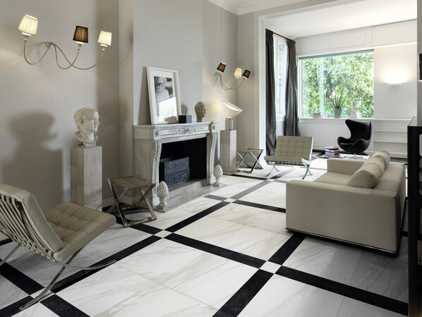 Wohnzimmer mit Fliesenboden in klassischer weißer Marmoroptik (Marazzi EvolutionMarble Calacatta).