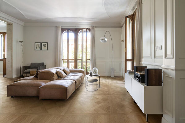 Wohnzimmer mit Fliesenboden (Marazzi Intrecci) in authentischer Holzoptik.