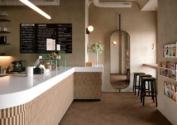 Cafe mit Bar, die mit Dekorfliesen (Marazzi Terratech Module) gestaltet ist.