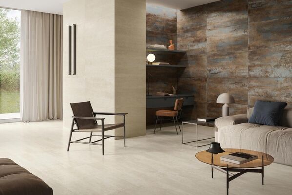 Wohnzimmer, gestaltetet mit beigefarbenen und brau-grauen metallischen Fliesen in Betonoptik (Ceramicvision Bold). 