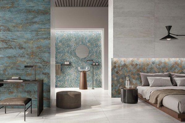 Schlafzimmer mit angrenzendem Badezimmer. Beide Räume sind mit Fliesen in Betonoptik (Ceramicvision Bold) gestaltet. 