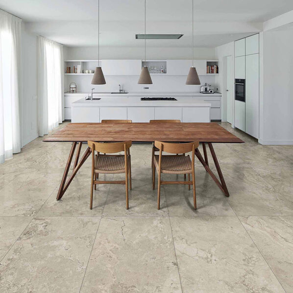 Küche mit Holztisch und Fliesenboden in lebhafter Steinoptik (Ceramicvision Memento).
