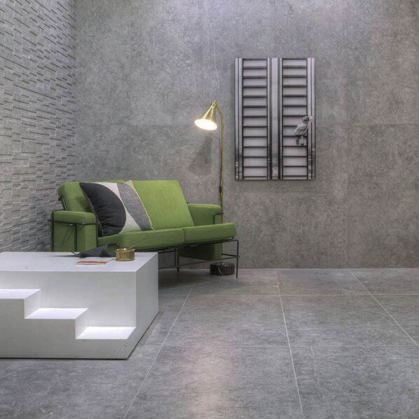 Badezimmer mit grauem Fliesenboden und 3D-Dekor an der Wand in grauer Steinoptik (Marazzi Mystone Bluestone).