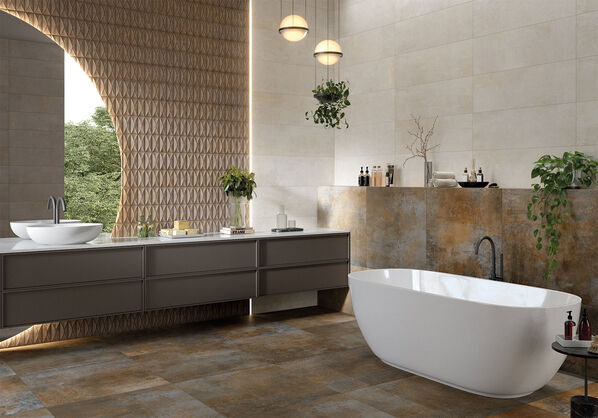 Badezimmer mit Fliesen in klassischer Metalloptik mit weißer Badewanne, die durch den Look der Fliesen hervorgehoben wird.