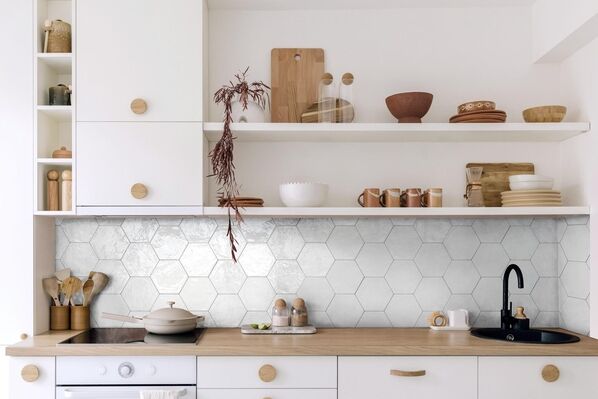 Helle Küche gefliest mit dem Marazzi Lume Dekor Esagona glänzend in der Farbe White.