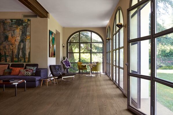 Wohnzimmer mit natürlichem Holzfliesenboden (Marazzi Vivo, Castano).