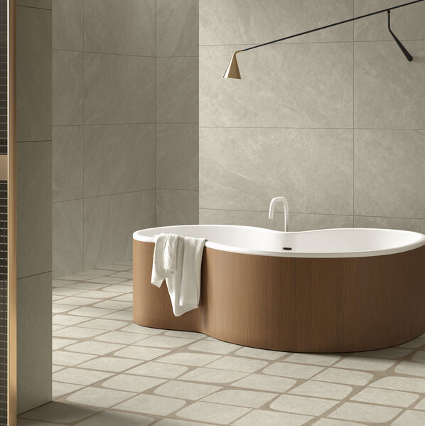 Modernes Badezimmer in Sandfarben mit einem braun-beigen Retro-Dekor auf dem Boden (Del Conca Nesting).